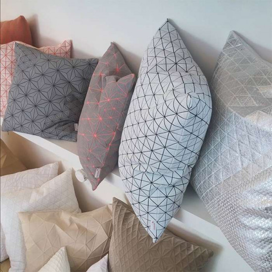 Geo origami pillow-M B&W [DISPLAY Left]